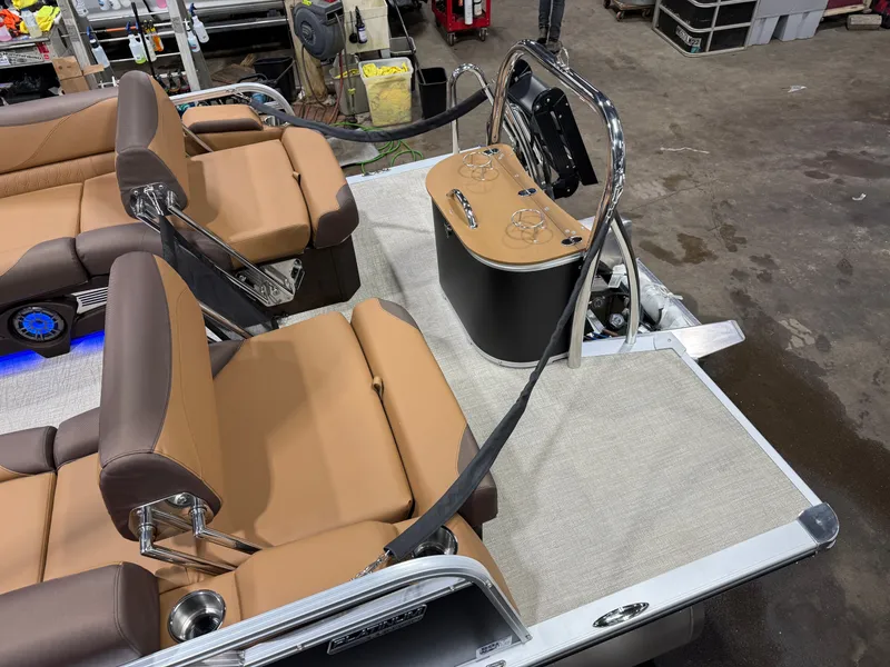 Slide: The Image of Tahoe LTZ 200HP Quad Lounge Shift SS 2385 Tritoon 2026 - 6