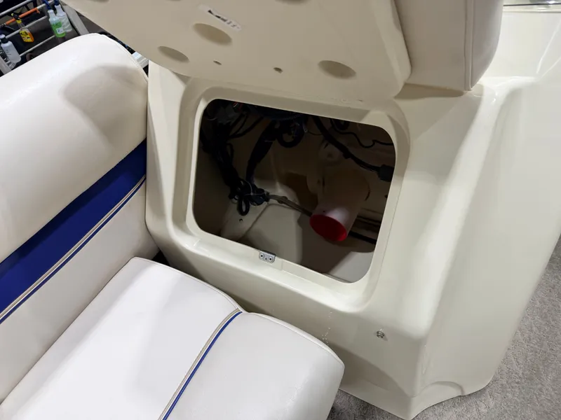 Slide: The Image of Sweetwater 2386 F Pontoon & 90HP Yamaha 4-Stroke EFI - $15,995 2006 - 28