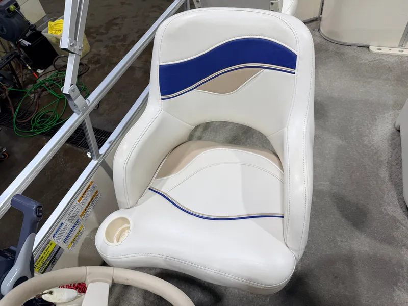 Slide: The Image of Sweetwater 2386 F Pontoon & 90HP Yamaha 4-Stroke EFI - $15,995 2006 - 29