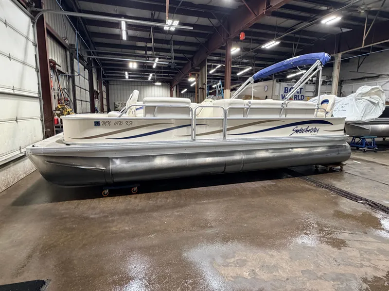 Slide: The Image of Sweetwater 2386 F Pontoon & 90HP Yamaha 4-Stroke EFI - $15,995 2006 - 31