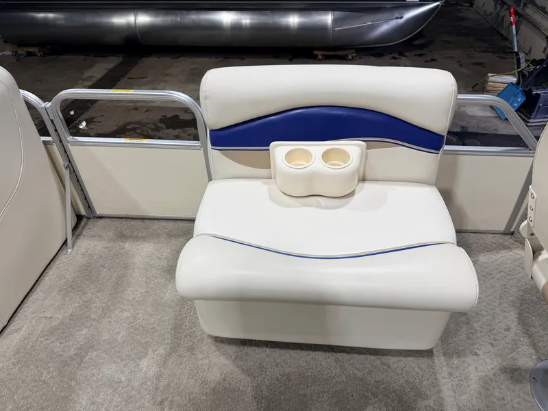 Slide: The Image of Sweetwater 2386 F Pontoon & 90HP Yamaha 4-Stroke EFI - $15,995 2006 - 32