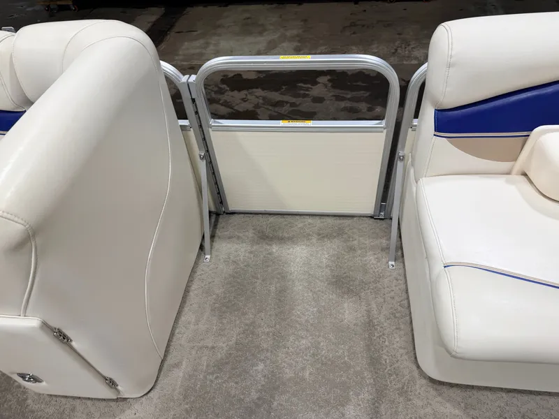 Slide: The Image of Sweetwater 2386 F Pontoon & 90HP Yamaha 4-Stroke EFI - $15,995 2006 - 33