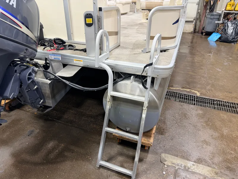 Slide: The Image of Sweetwater 2386 F Pontoon & 90HP Yamaha 4-Stroke EFI - $15,995 2006 - 43