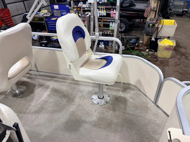 Slide: The Image of Sweetwater 2386 F Pontoon & 90HP Yamaha 4-Stroke EFI - $15,995 2006 - 45