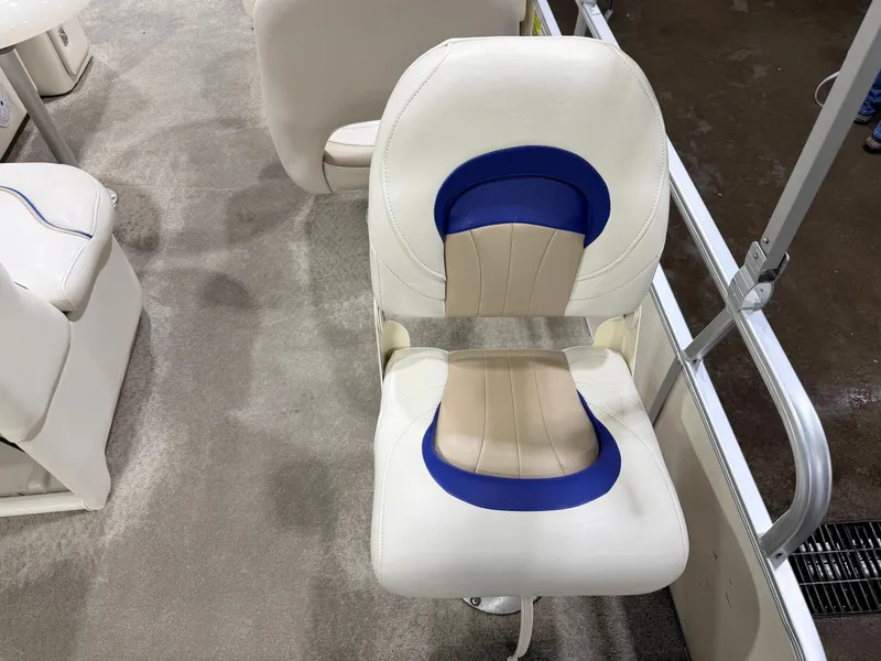 Slide: The Image of Sweetwater 2386 F Pontoon & 90HP Yamaha 4-Stroke EFI - $15,995 2006 - 46