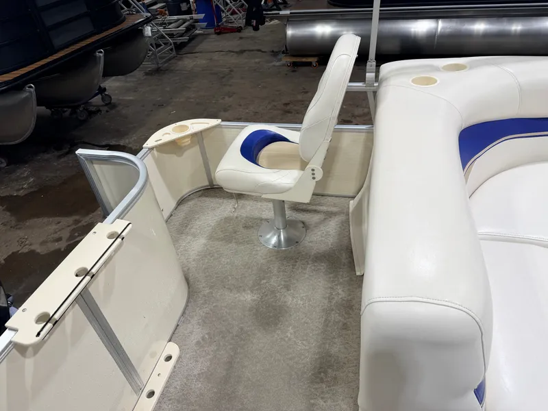 Slide: The Image of Sweetwater 2386 F Pontoon & 90HP Yamaha 4-Stroke EFI - $15,995 2006 - 48