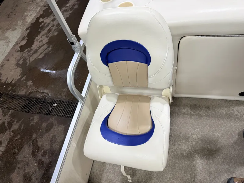 Slide: The Image of Sweetwater 2386 F Pontoon & 90HP Yamaha 4-Stroke EFI - $15,995 2006 - 49