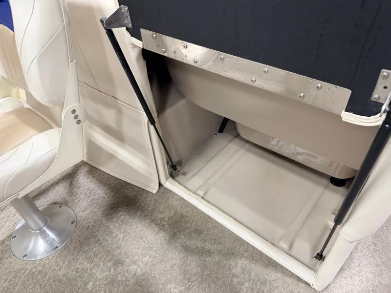 Slide: The Image of Sweetwater 2386 F Pontoon & 90HP Yamaha 4-Stroke EFI - $15,995 2006 - 51