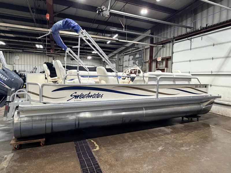 Slide: The Image of Sweetwater 2386 F Pontoon & 90HP Yamaha 4-Stroke EFI - $15,995 2006 - 56