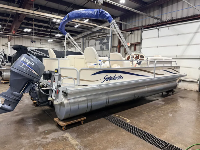 Slide: The Image of Sweetwater 2386 F Pontoon & 90HP Yamaha 4-Stroke EFI - $15,995 2006 - 57
