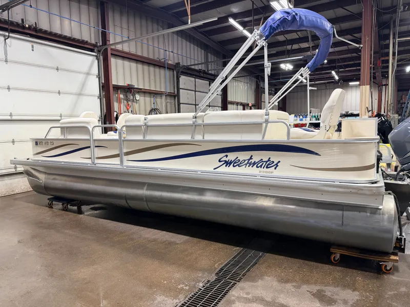 Slide: The Image of Sweetwater 2386 F Pontoon & 90HP Yamaha 4-Stroke EFI - $15,995 2006 - 60