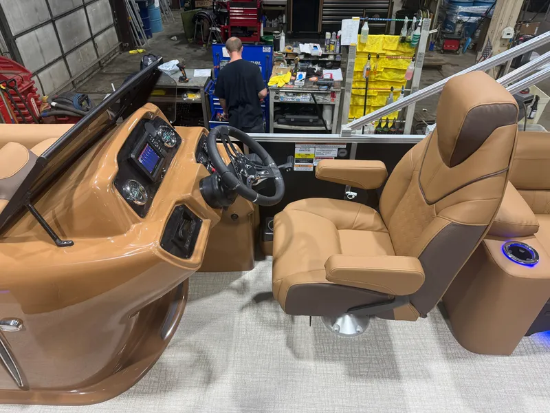 Slide: The Image of Tahoe LTZ 200HP Elite Windshield 2385 Tritoon 2026 - 14