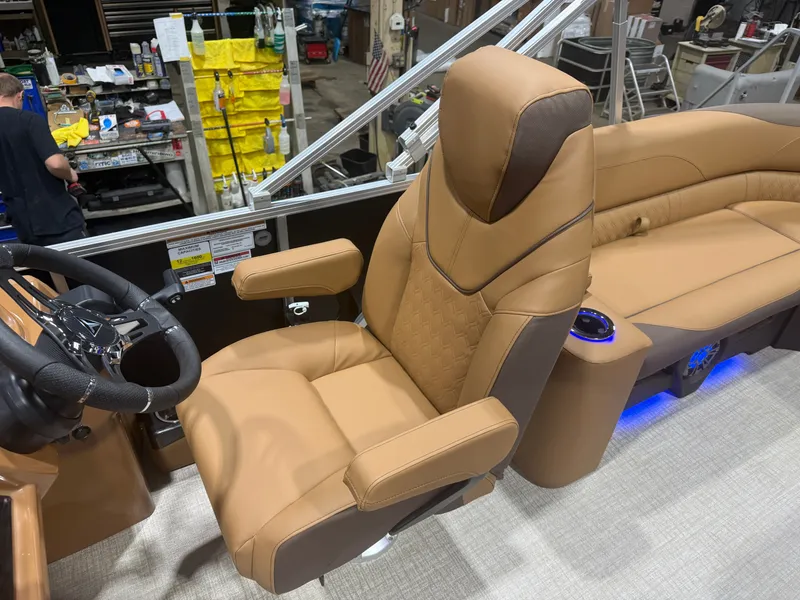 Slide: The Image of Tahoe LTZ 200HP Elite Windshield 2385 Tritoon 2026 - 15