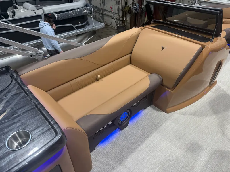 Slide: The Image of Tahoe LTZ 200HP Elite Windshield 2385 Tritoon 2026 - 22