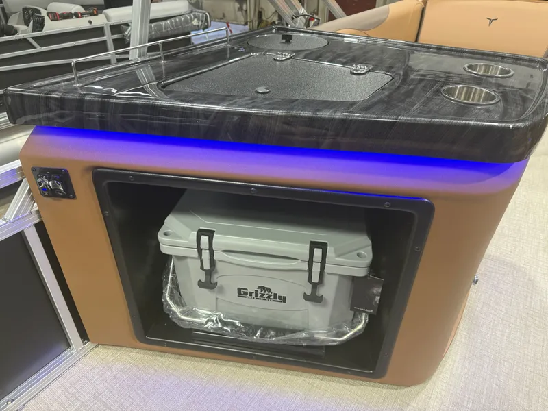 Slide: The Image of Tahoe LTZ 200HP Elite Windshield 2385 Tritoon 2026 - 24