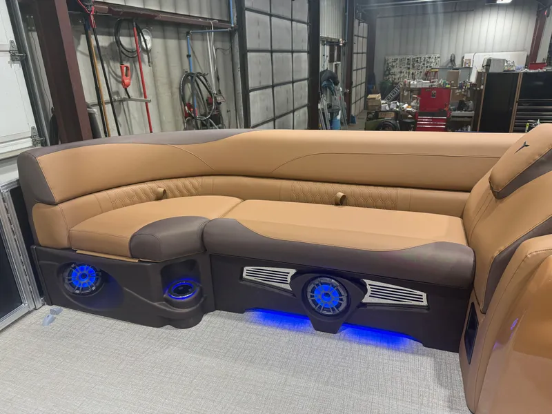 Slide: The Image of Tahoe LTZ 200HP Elite Windshield 2385 Tritoon 2026 - 33