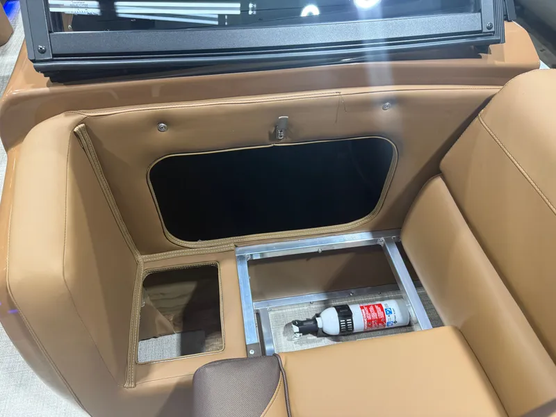 Slide: The Image of Tahoe LTZ 200HP Elite Windshield 2385 Tritoon 2026 - 37