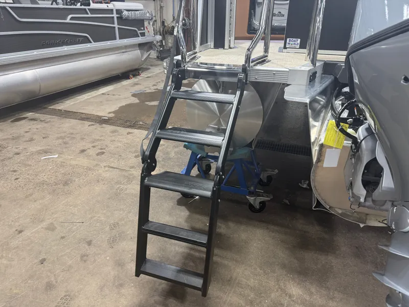 Slide: The Image of Tahoe LTZ 200HP Elite Windshield 2385 Tritoon 2026 - 45