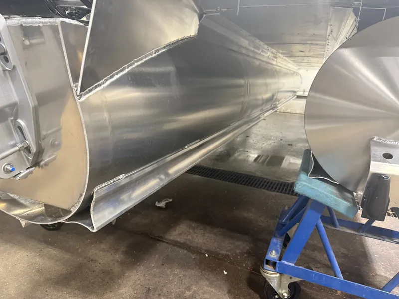 Slide: The Image of Tahoe LTZ 200HP Elite Windshield 2385 Tritoon 2026 - 47