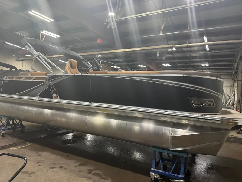 Slide: The Image of Tahoe LTZ 200HP Elite Windshield 2385 Tritoon 2026 - 48