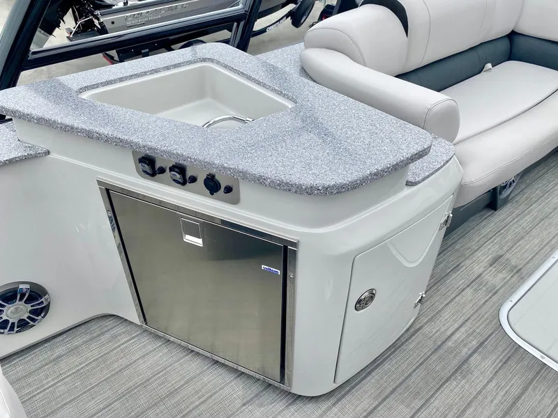 Slide: The Image of Avalon Catalina Platinum Elite Windshield 27' w/ 350HP Mercury Verado! 2021 - 21