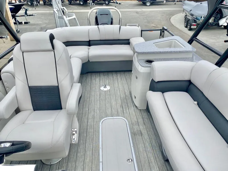 Slide: The Image of Avalon Catalina Platinum Elite Windshield 27' w/ 350HP Mercury Verado! 2021 - 7