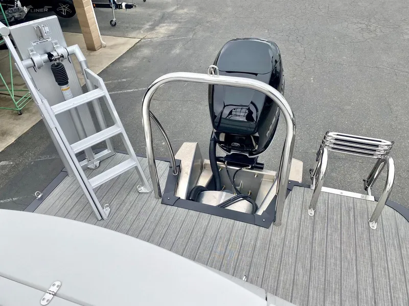 Slide: The Image of Avalon Catalina Platinum Elite Windshield 27' w/ 350HP Mercury Verado! 2021 - 9
