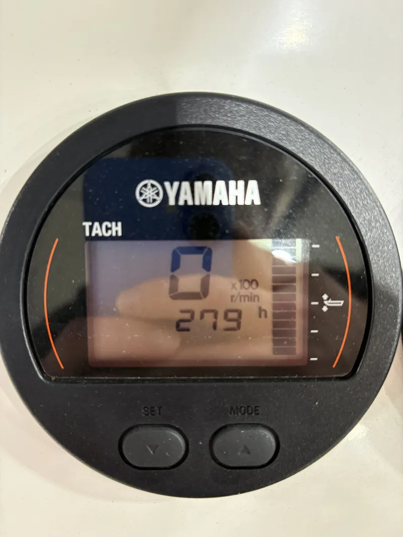 Slide: The Image of Yamaha tachometer on Edgewater 188CC boat, 279 operating hours. - 13