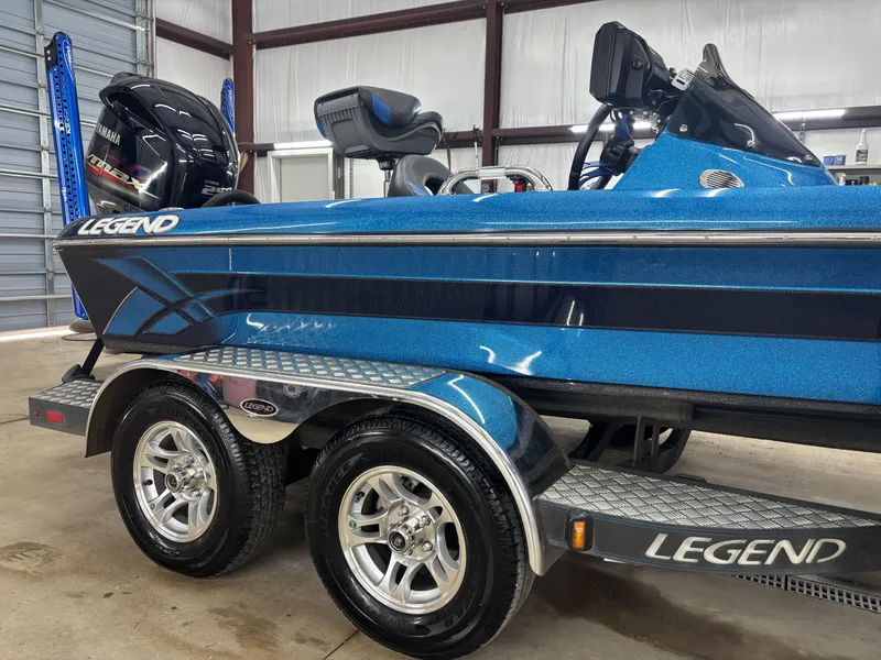 Slide: The Image of Legend Alpha 211 Dcx 2015 - 5