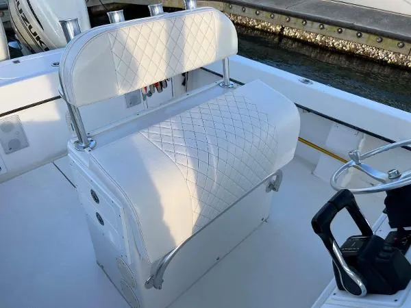 Slide: The Image of Regulator Marine 26 Center Console 2003 - 8