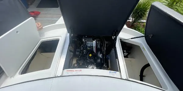 Slide: The Image of Sea Ray 190 Sport 2015 - 9