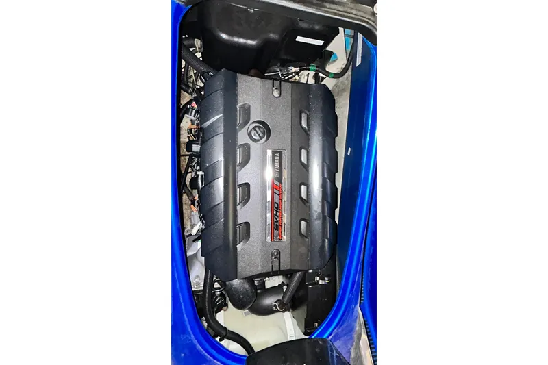 Slide: The Image of 2017 Yamaha WaveRunner FX Cruiser SVHO engine, top view, in blue watercraft. - 26