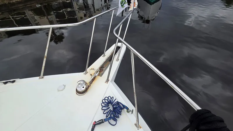 Slide: The Image of Deck of a 1998 Navigator 5300 boat with railing and rope. - 10