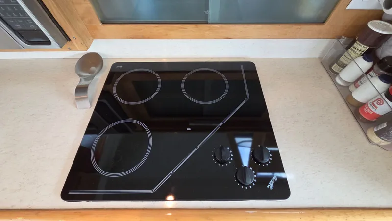 Slide: The Image of Glass ceramic cooktop on a 1998 Navigator 5300 yacht. - 29