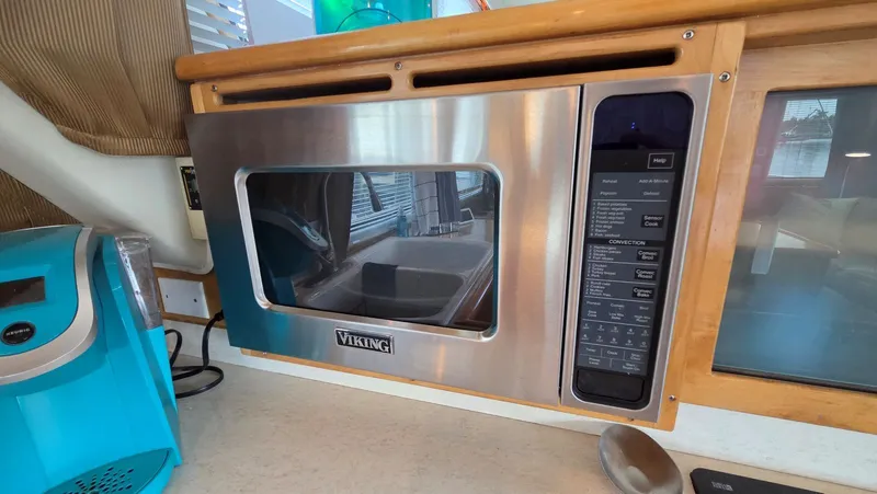 Slide: The Image of Viking microwave in a 1998 Navigator 5300 yacht. - 30