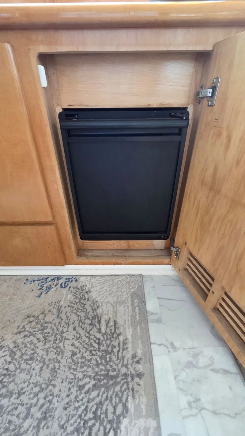 Slide: The Image of Kitchen cabinet with built-in fridge, Navigator 5300, 1998. - 33