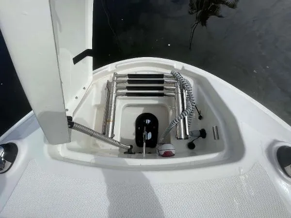 Slide: The Image of Sea Ray 350 SLX 2018 - 1