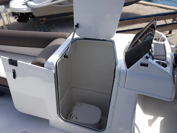 Slide: The Image of Bayliner XR7 2018 - 10