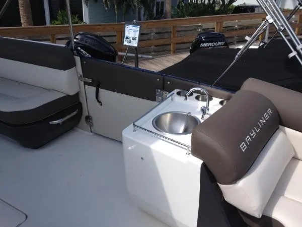 Slide: The Image of Bayliner XR7 2018 - 6