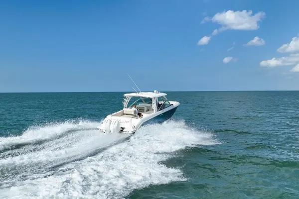 Slide: The Image of Boston Whaler 320 Vantage 2021 - 4