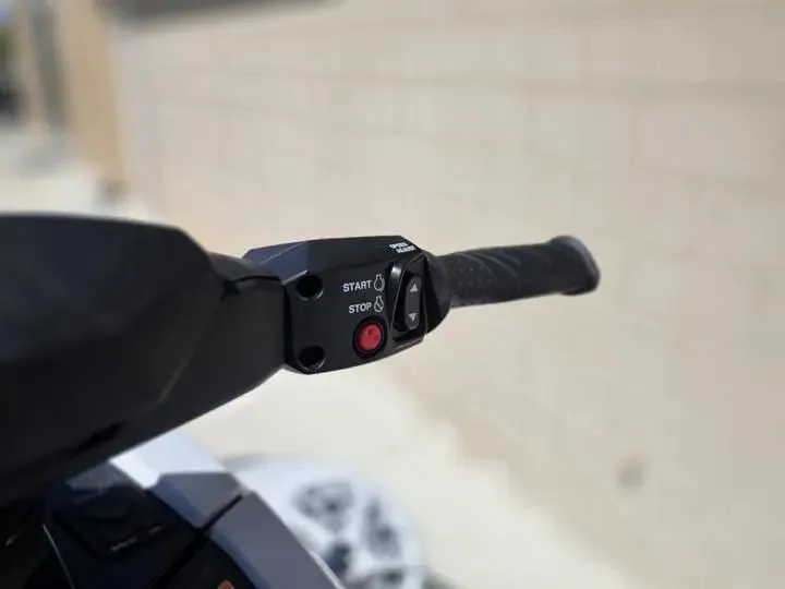 Slide: The Image of Handlebar of 2026 Yamaha WaveRunner VX Deluxe with start-stop button. - 11