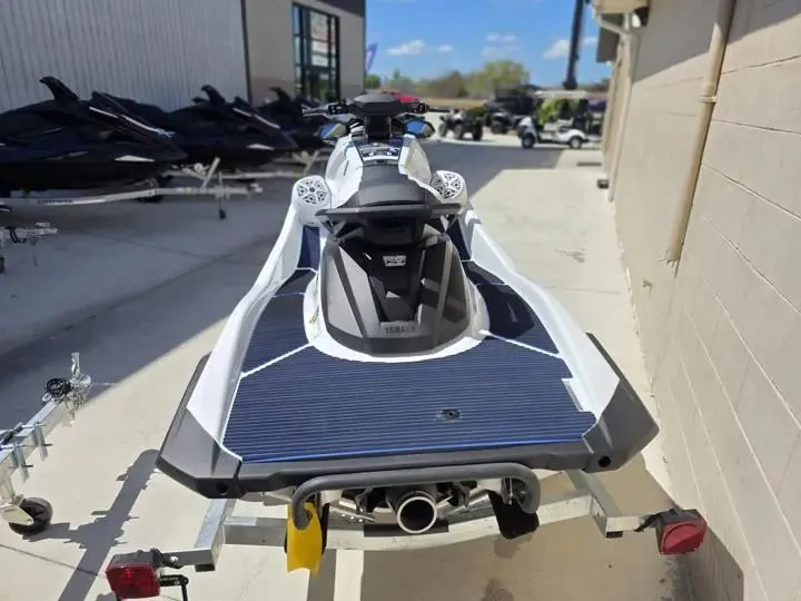 Slide: The Image of 2026 Yamaha WaveRunner VX Deluxe on trailer, side view. - 4