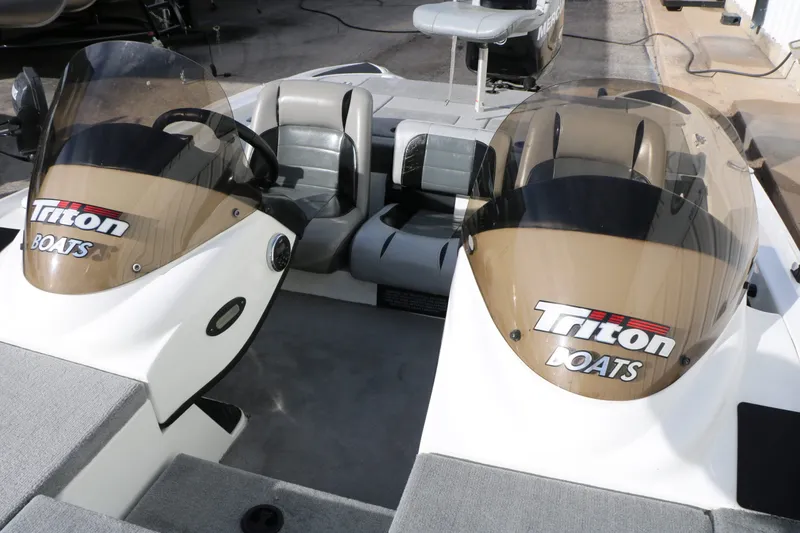 Slide: The Image of Triton 18 Explorer 2009 - 16