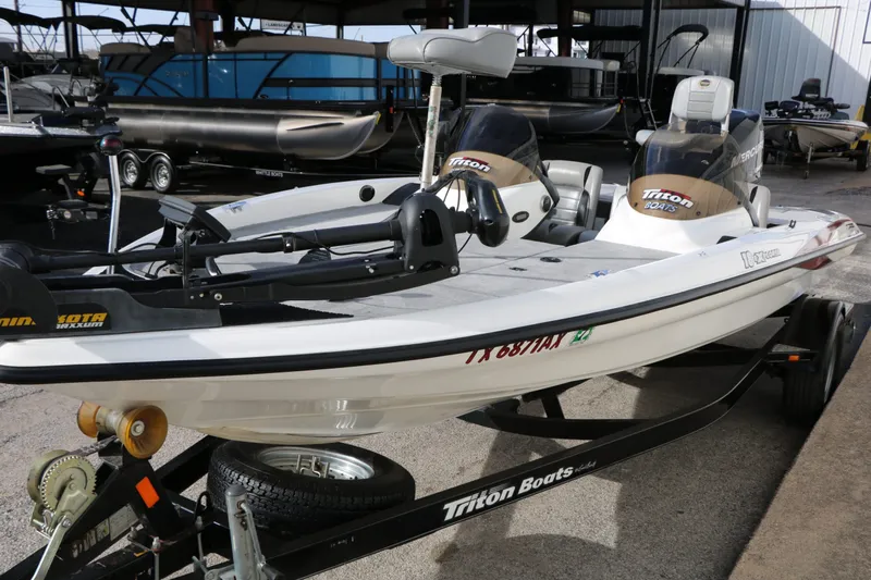 Slide: The Image of Triton 18 Explorer 2009 - 6