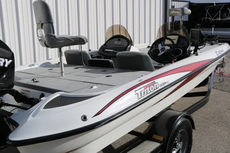 Slide: The Image of Triton 18 Explorer 2009 - 8