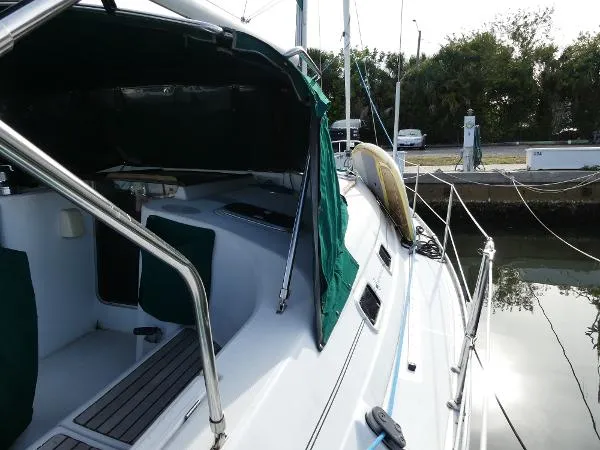 Slide: The Image of Beneteau 381 2001 - 10
