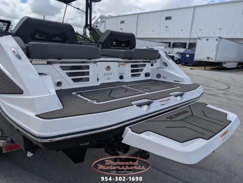 Slide: The Image of Scarab SB235 LX WAKE 2026 - 18