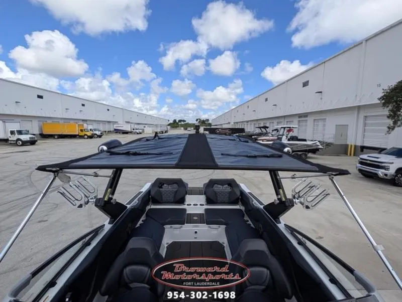 Slide: The Image of Scarab SB235 LX WAKE 2026 - 8