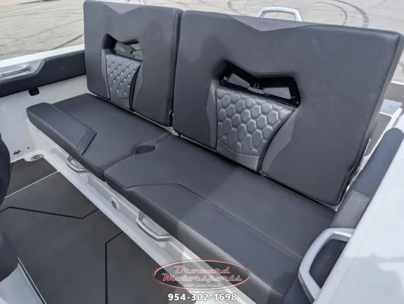 Slide: The Image of Scarab 235 LX 2026 - 10