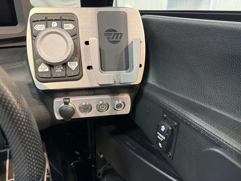 Slide: The Image of Malibu Wakesetter 23 LSV 2023 - 18